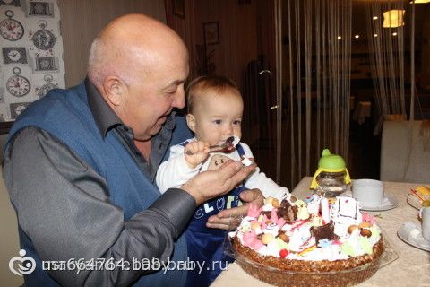 Кусает нижнюю губу человеку Кусает нижнюю губу человеку