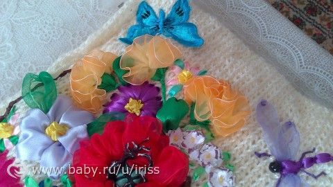 Сумочка вязанная и украшенная вышивкой лентами