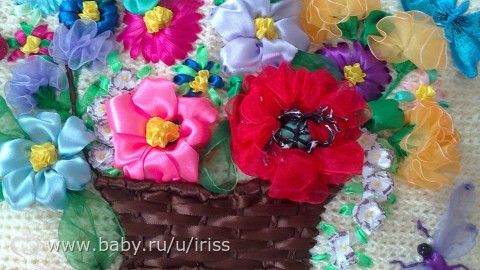 Сумочка вязанная и украшенная вышивкой лентами