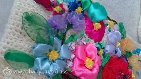 Сумочка вязанная и украшенная вышивкой лентами