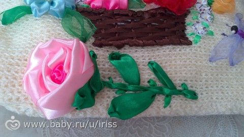 Сумочка вязанная и украшенная вышивкой лентами