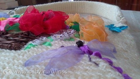 Сумочка вязанная и украшенная вышивкой лентами