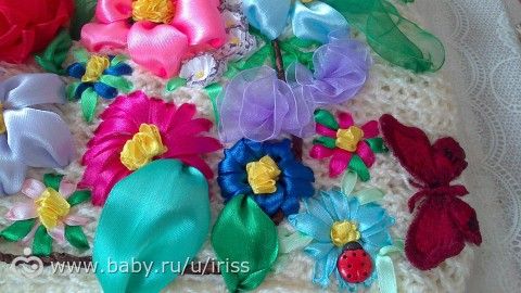 Сумочка вязанная и украшенная вышивкой лентами