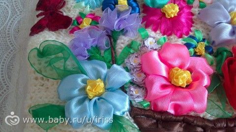 Сумочка вязанная и украшенная вышивкой лентами
