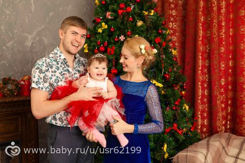 год на бебике!!!!! Подругам)