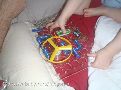 Папа собрал игрушку Андрюше