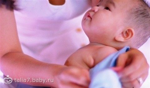 Уход за новорожденным: Как переодеть малыша