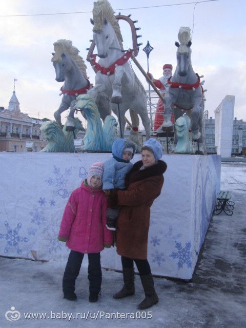 Ходили гулять в центр на елку)