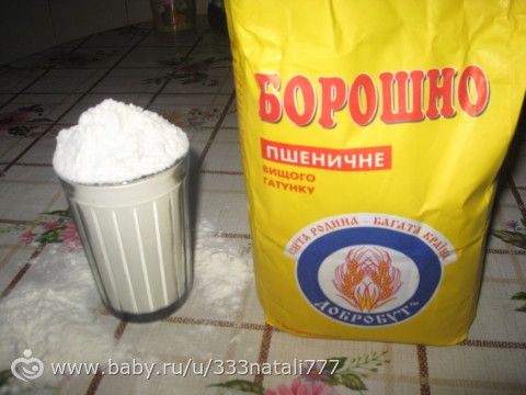 Наполеон рецепт под пресс. 37604079.389834287. Наполеон рецепт под пресс фото. Наполеон рецепт под пресс-37604079.389834287. картинка Наполеон рецепт под пресс. картинка 37604079.389834287. Именем императора Франции поначалу называлось слоёное пирожное треугольной формы, что в России ассоциировалось с треуголкой Наполеона. Со временем это название получил знаменитый торт. Так как ингредиенты этого вкусного десерта были доступны даже в самые трудные времена, советские хозяйки довели рецептуру торта до совершенства. Как правило, выпекается с десяток тонких песочных коржей, которые прослаиваются заварным кремом.