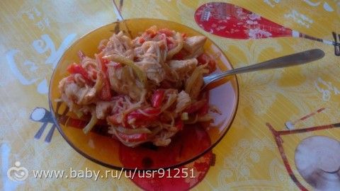 Филе индейки с рисовой лапшой, овощами и соусом терияки