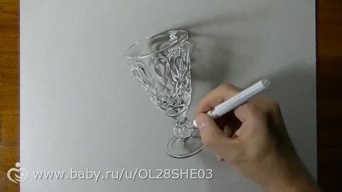 Парень рисует невероятно реалистичный объемный бокал