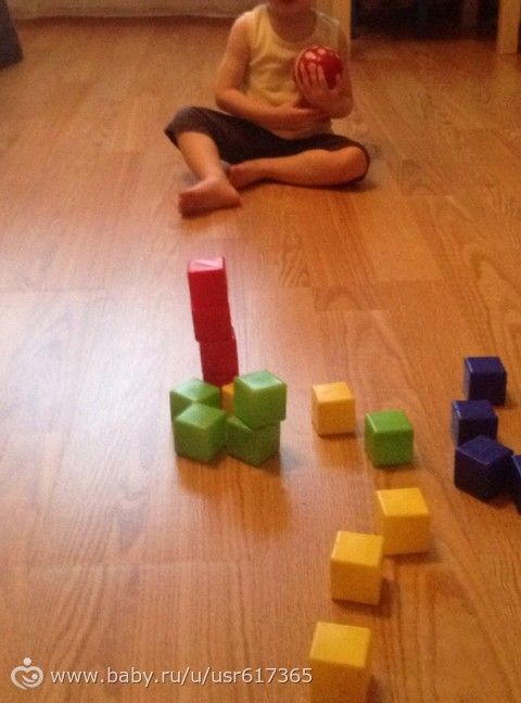 Делюсь опытом: как можно поиграть с мячиком ребенку 1-3 лет