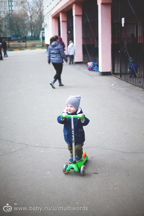 Как Даня учился кататься на самокате))
