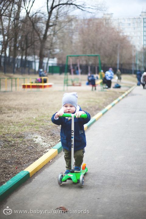 Как Даня учился кататься на самокате))
